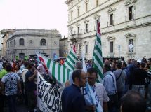 Operai Manuli Rubber manifestano davanti alla Prefettura di Ascoli Piceno