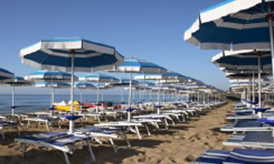 Ombrelloni sulla spiaggia