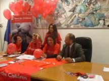 Palloncini rossi per "Save the children", qui alla presentazione con il sindaco Gaspari