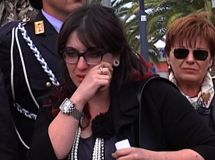 Le lacrime di Roberta Peci (dietro di lei la mamma Antonietta Girolami)