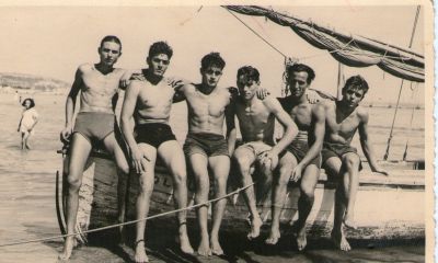 Vincenzo Del Zompo, il primo a sinistra, in una foto al mare con i coetanei, negli anni '30. Il volume &egrave; ricco di fotografie d'epoca