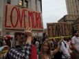 Una manifestazione di Occupy Wall Street e un cartello esplicito, ama di pi&ugrave; e abbi meno paura