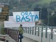 Striscione di protesta sul Tronto