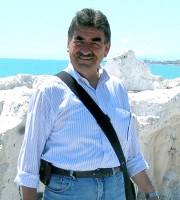 Piernicola Cocchiaro davanti ai suoi 'massi'