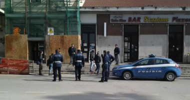 L'arrivo della Polizia che ha fermato il nord-africano nella mattina del 4 marzo
