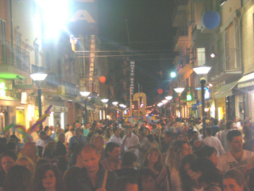 Folla in via Montebello durante la Notte Bianca 2006