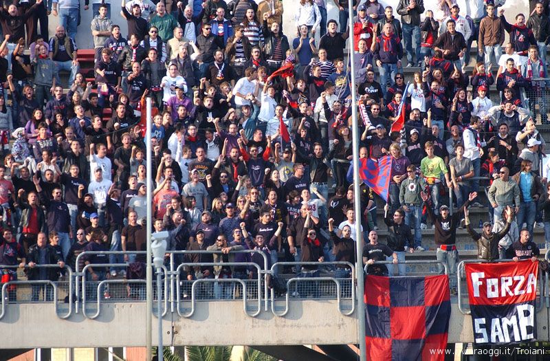 Samb-Padova, l'esultanza dei tifosi in curva nord dopo il gol di Cigan
