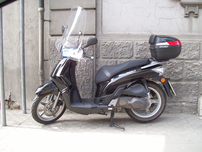 San Benedetto del Tronto, uno scooter parcheggiato sul marciapiede ostruisce il passaggio a pedoni, passeggini e carrozzine