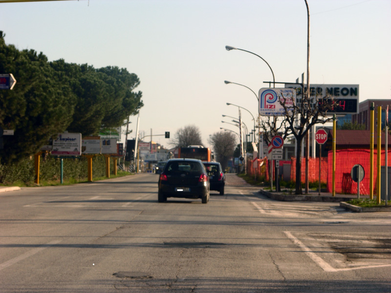 Via Pasubio, il passaggio a livello sulla statale Adriatica