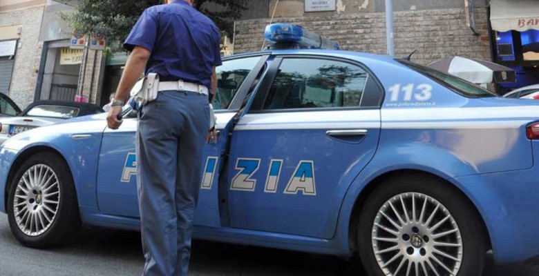 Semina la polizia con il Ciao, ma viene preso e denunciato