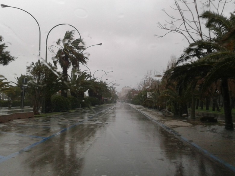 https://www.rivieraoggi.it/wp-content/uploads/2015/03/Pioggia-sul-lungomare-5-marzo-2015-780x585.jpg