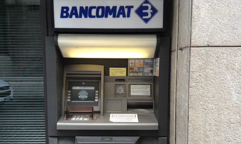 Risultati immagini per prelevare dal bancomat