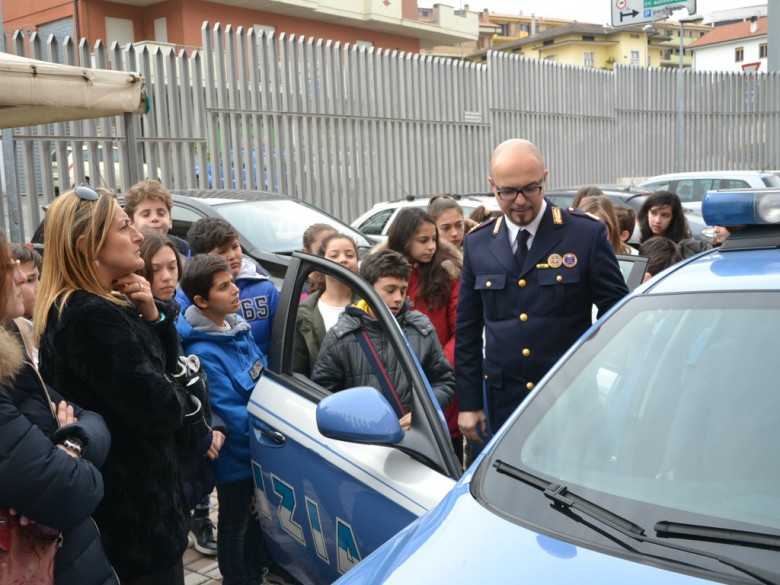 A scuola di polizia: gli studenti in visita al commissariato ... Questura di polizia