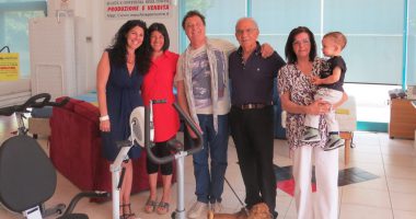 Vincenzo Mancini con moglie, figli, nipotino e Enzo Iachetti