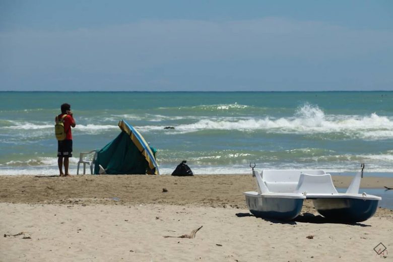 Grottammare, si getta in acqua per salvare il figlio: muore turista 44enne Grottammare, si getta in acqua per salvare il figlio: muore turista 44enne