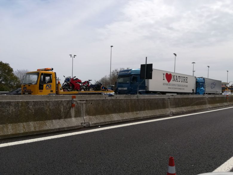 Schianto in autostrada, morti due motociclisti Schianto in autostrada, morti due motociclisti
