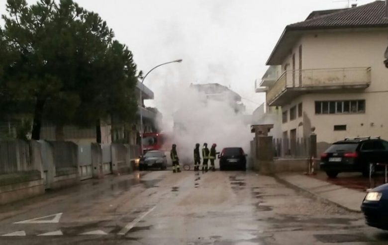 Dà fuoco all'auto della ex con lei a bordo: dramma a Vercelli Dà fuoco all'auto della ex con lei a bordo: dramma a Vercelli