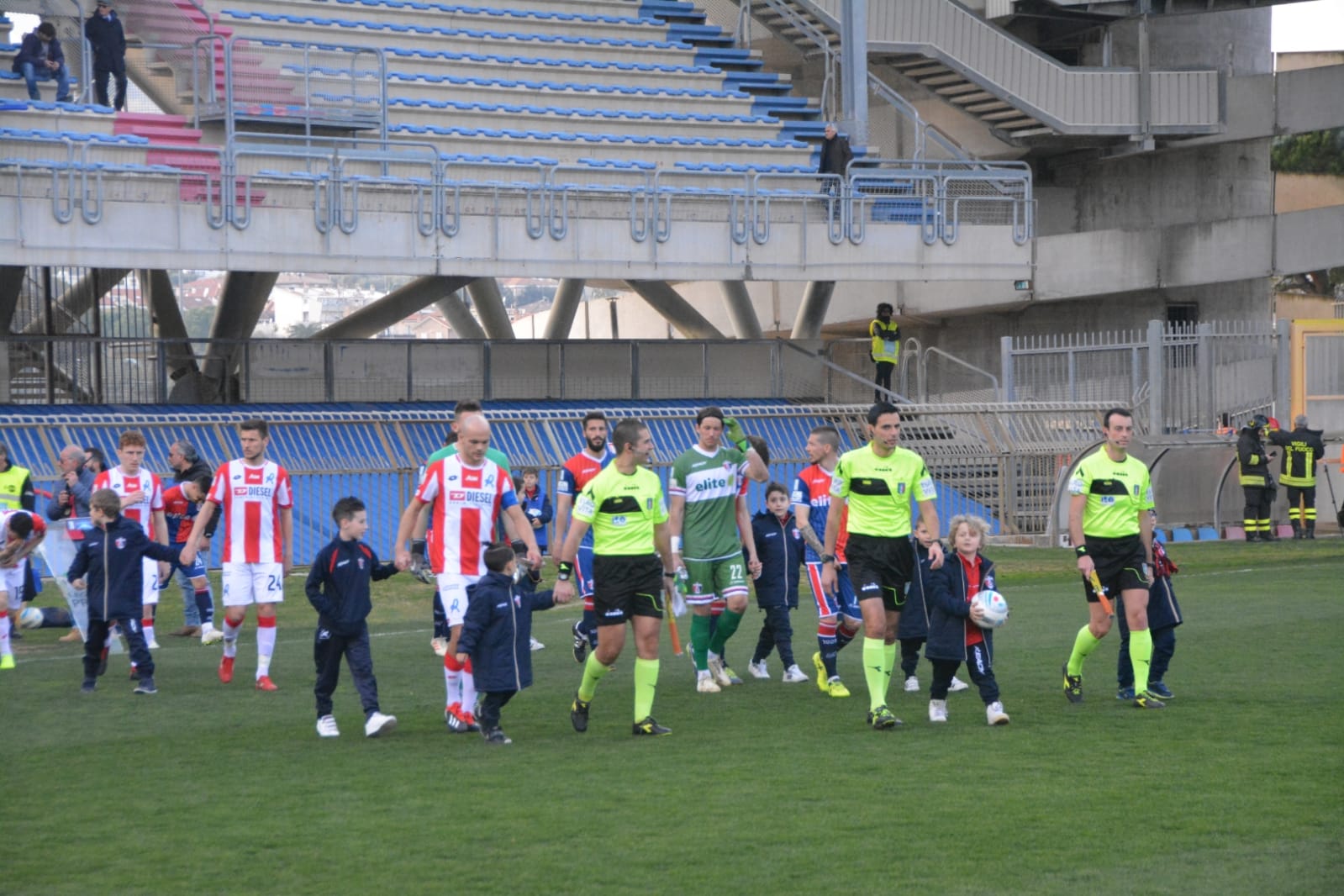 https://www.rivieraoggi.it/wp-content/uploads/2019/03/Squadre-in-campo.jpg