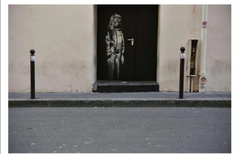 Ritrovata nelle campagne abruzzesi la porta del Bataclan con l'opera di Bansky Ritrovata nelle campagne abruzzesi la porta del Bataclan con l'opera di Bansky