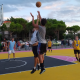 Ragazzi e ragazze che giocano a basket nel nuovo campetto Las Vegas di San Benedetto
