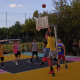 Ragazzi e ragazze che giocano a basket nel nuovo campetto Las Vegas di San Benedetto