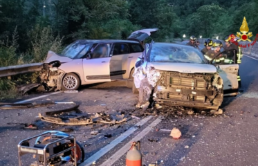 Scontro tra due auto e un mezzo pesante nel pesarese. Due feriti ...