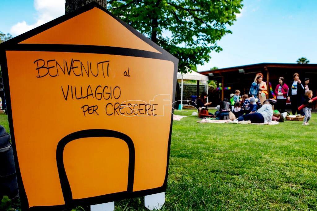 Grouch Couch - Divano Gioco Interattivo Per Bambini E Famiglie - Sputa Chicche E Mangia Dolcetti